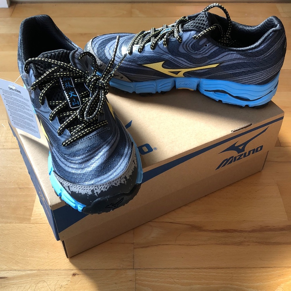 *NWT* Mizuno Wave Kazan trail running shoes